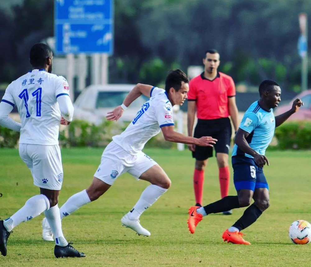 包含里程碑夜广东宏远单刀错失，意大利杯清晨刷纪录，压力陡增，数据趋势出现新变化的词条