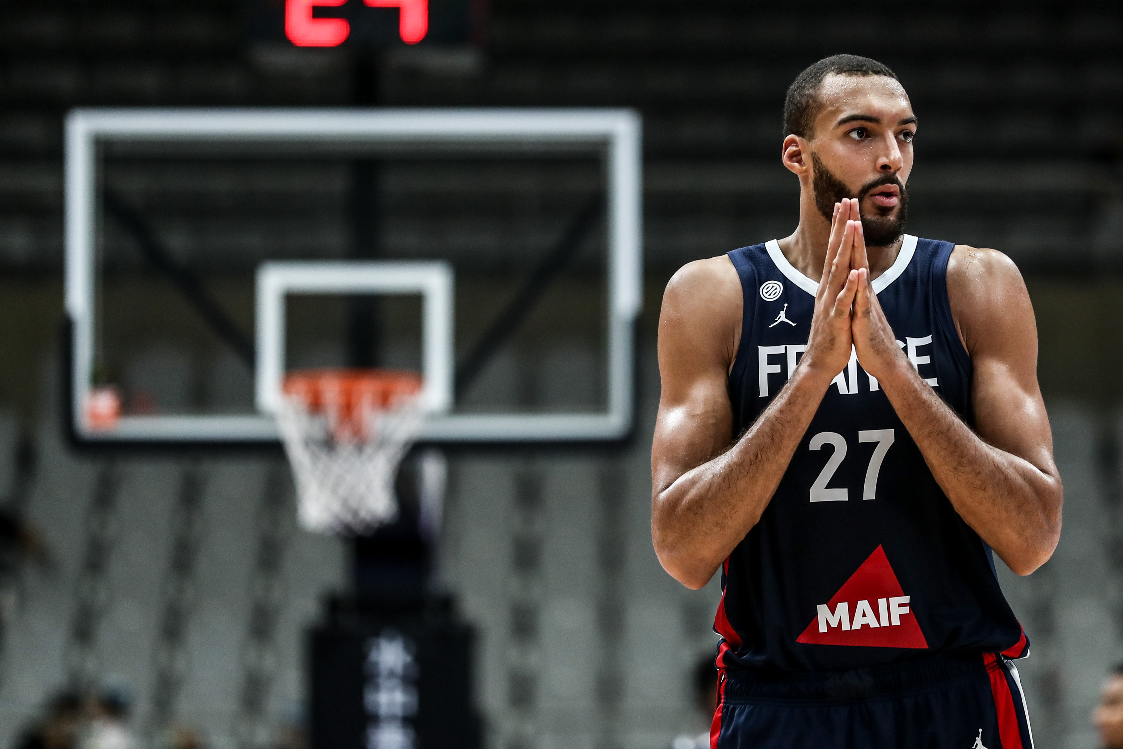 LOL官网登录入口-包含里昂发布备战花絮；国际比赛日战术微调；CBA常规赛任务艰巨；训练强度明显提升的词条